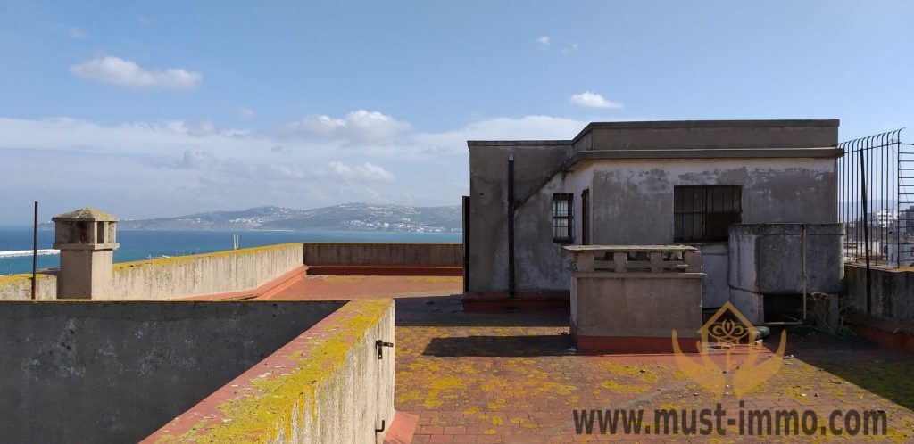 Tanger : immeuble (vue sur mer) à rénover à vendre.